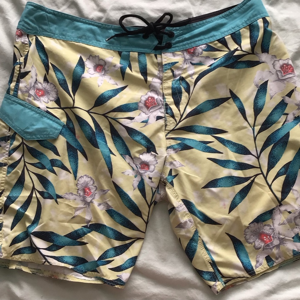 Volcom Floral BoardShorts – Size 36